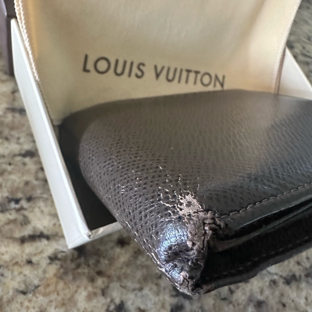Authentic Men’s Louis Vuitton Taiga Brown Bi-Fold Wallet - Picture 2 of 12